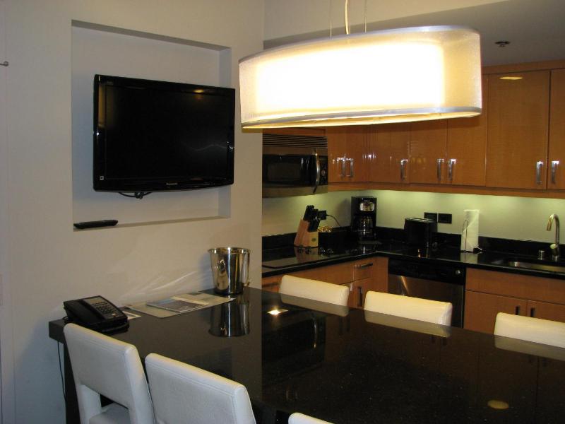 One-Bedroom Suite with Kitchen image 1