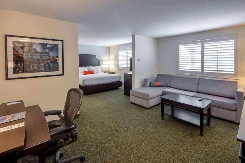 1 King Bed, Deluxe Suite, Non-Smoking image 1