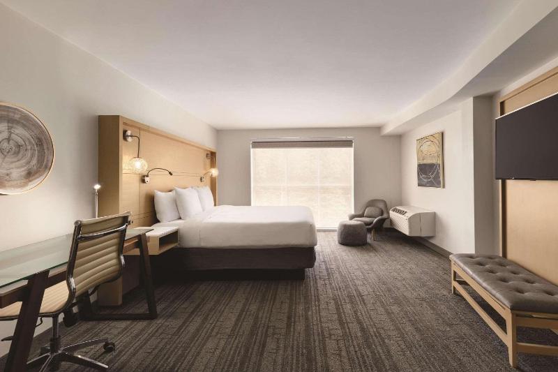 Business King Room - Non-Smoking image 4