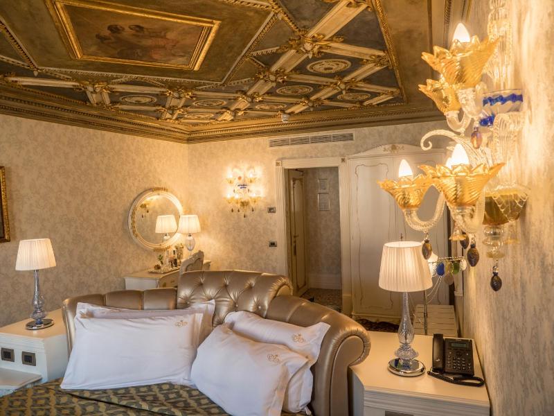 Junior Suite with Grand Canal View image 4