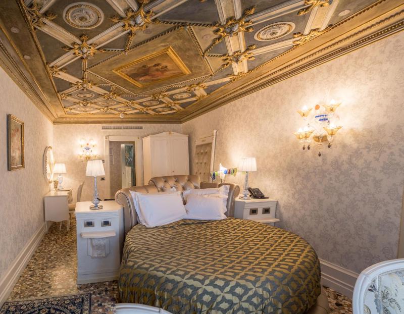 Junior Suite with Grand Canal View image 3