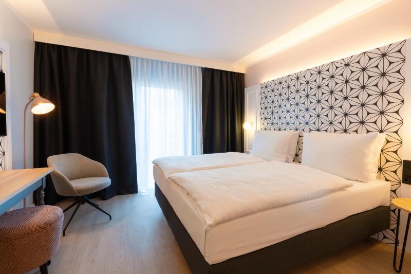 Standard Queen Room image 1