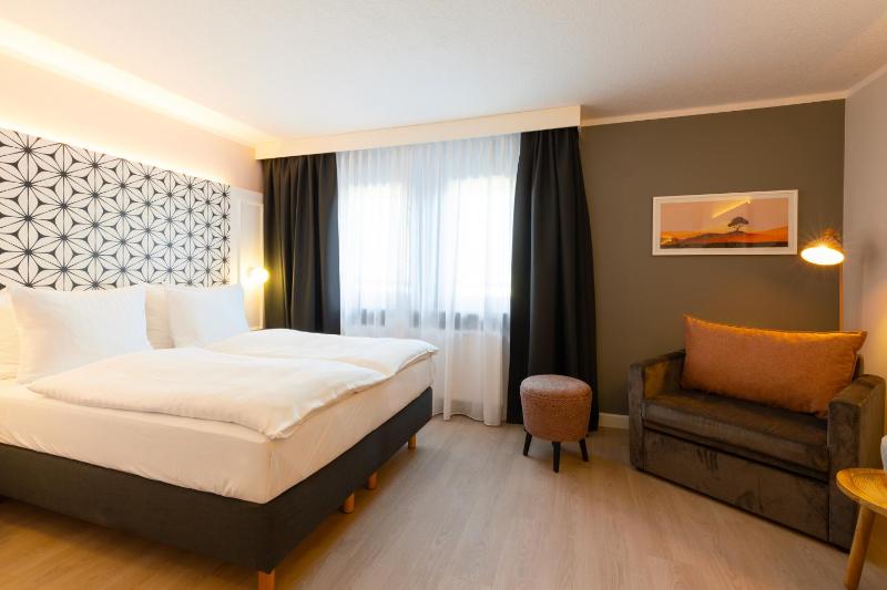 Standard Queen Room with Sofa Bed - Non-Smoking image 1