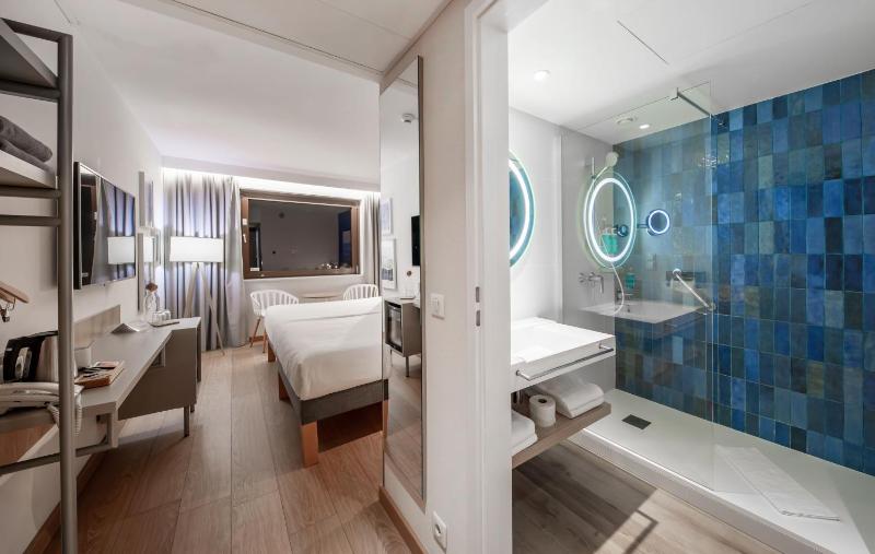 Superior Queen Room with Sea View image 2