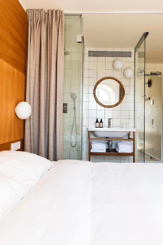 Classic Double Room image 2