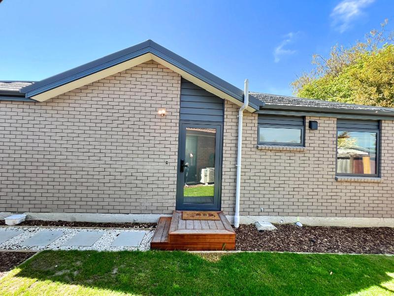 Modern Home with 2 Ensuites Only 17 Minutes to City and CHC Airport - image 11