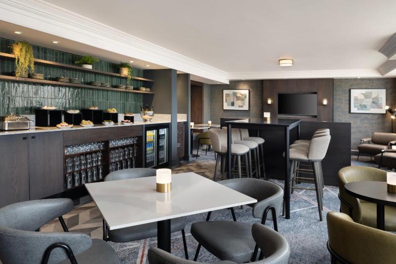 Executive King Room - Lounge Access image 2