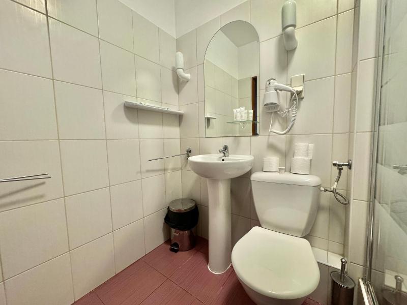 Economy Triple Room image 4