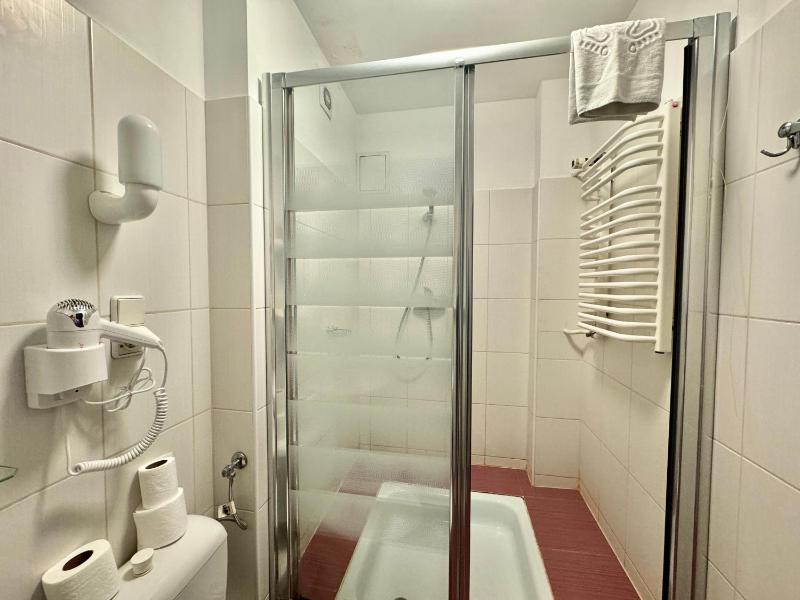 Economy Triple Room image 3