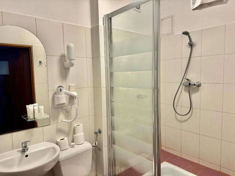 Economy Triple Room image 2