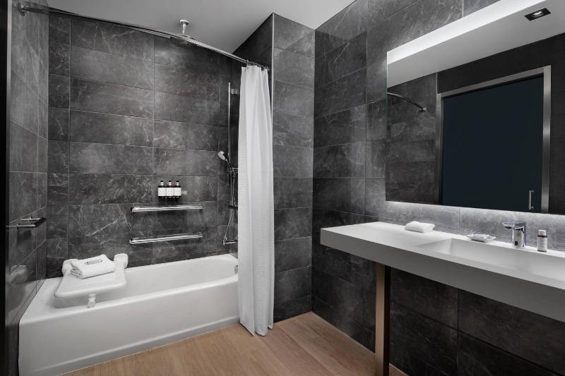 King Room with City View image 3