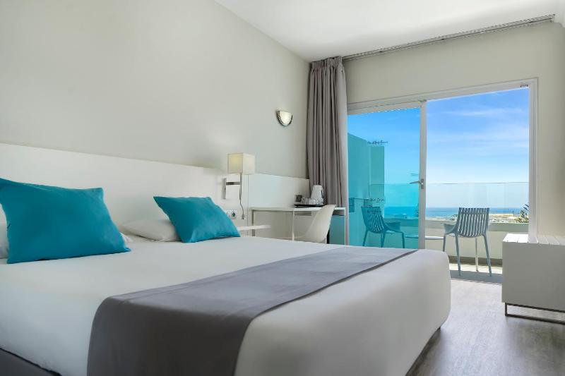 Deluxe Double or Twin Room with Sea View image 4