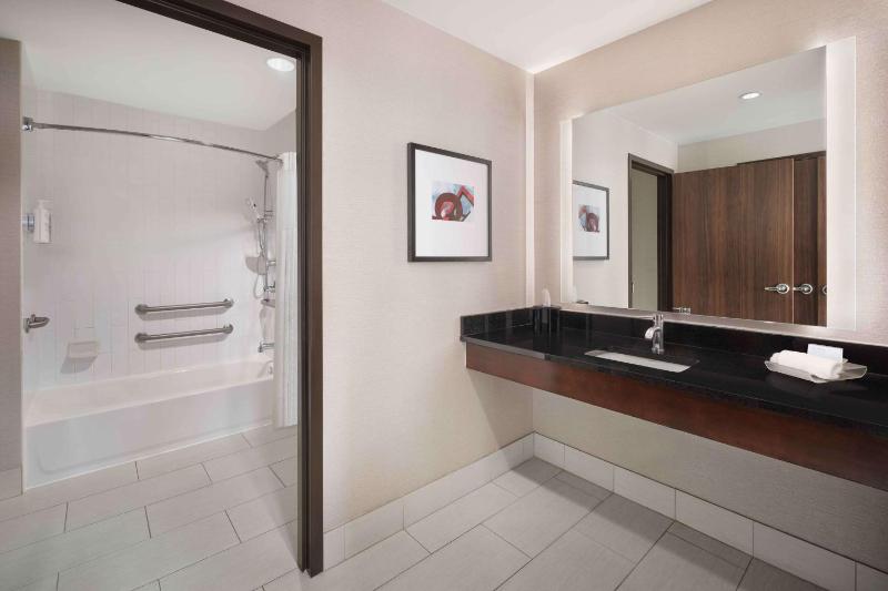 Deluxe Studio with Mountain View - Disability Access image 3