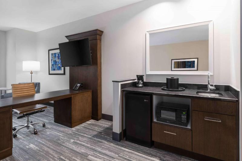 King Room with Accessible Tub - Mobility and Hearing Access/Non-Smoking image 3