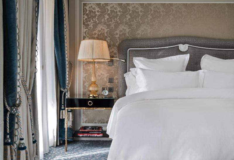 Grand Premier King Room image 3