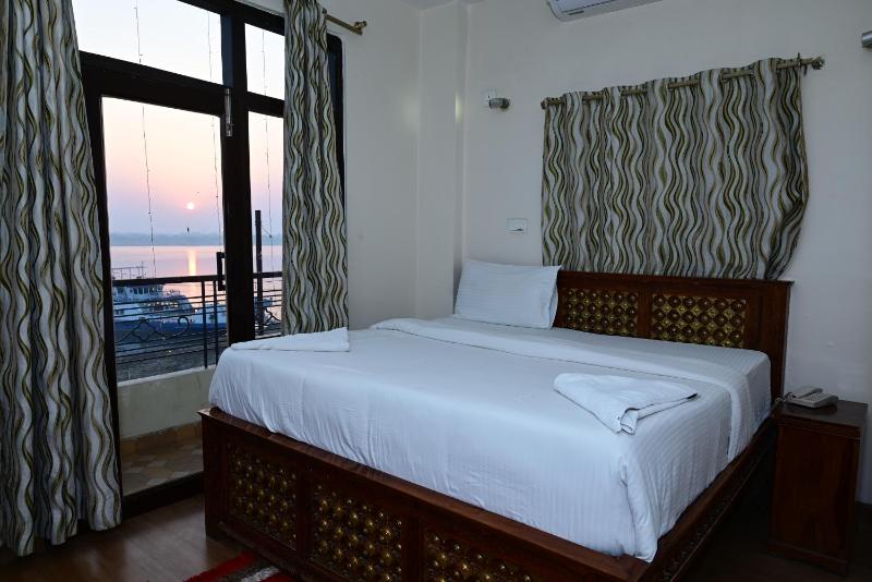 Deluxe Double or Twin Room image 1