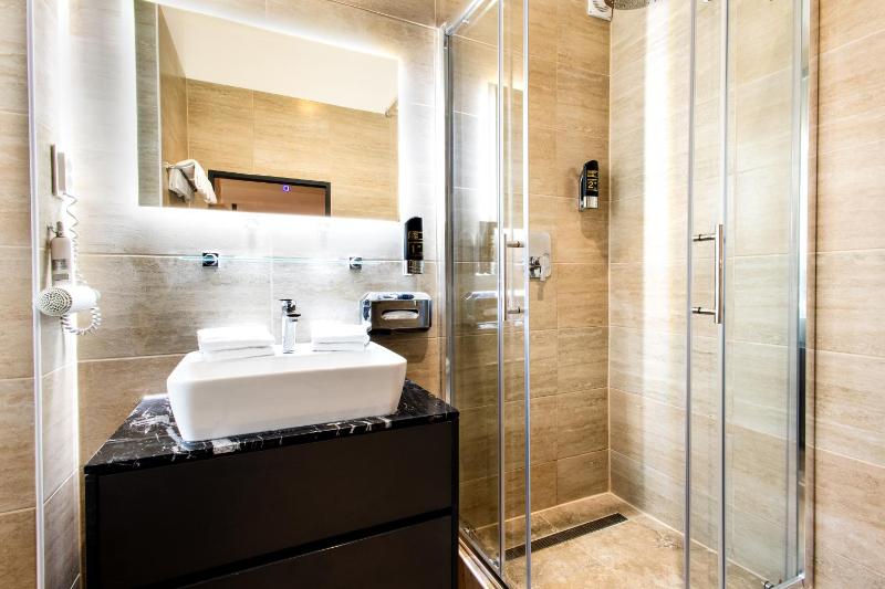 Superior Triple Room image 2