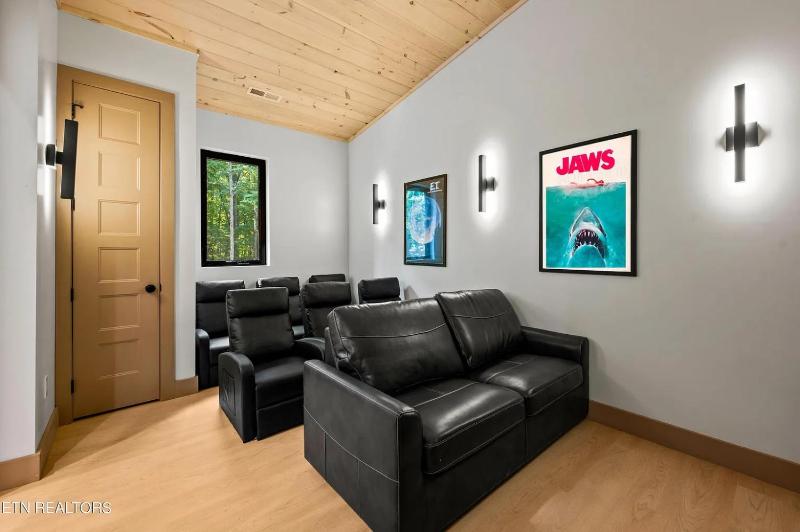 Creekside Splash Free Attraction Tickets Private Indoor Pool Theater Room Game Area Firepit!!! - image 41