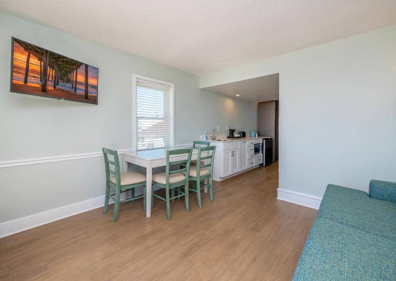 Ocean Front Suite Two Queen Beds with Balcony image 4