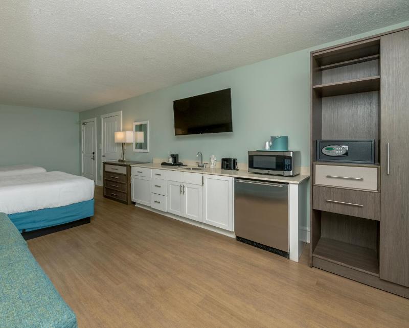 Efficiency King Oceanview with Balcony image 2