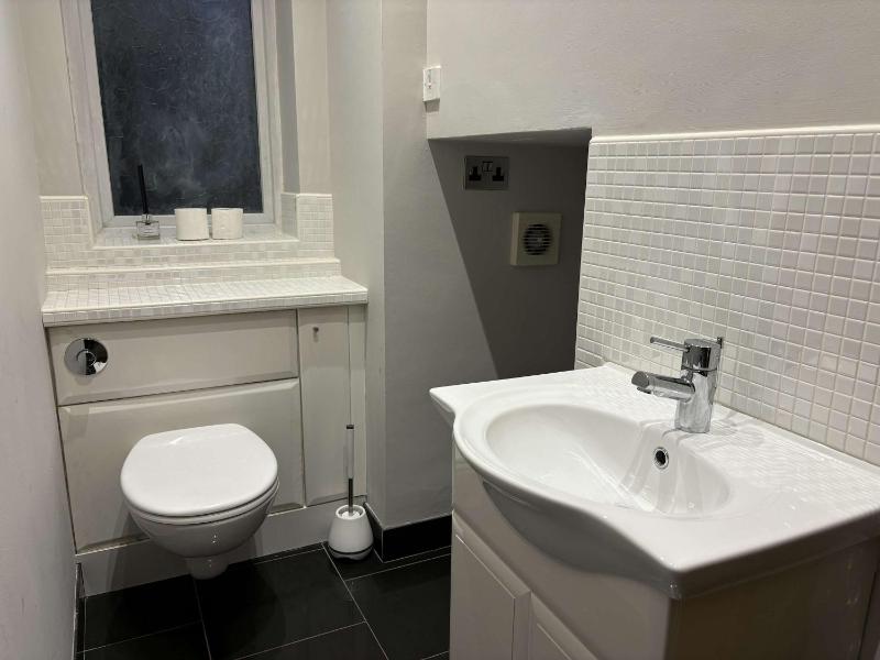 Large Home near Edgbaston Stadium UOB & QE hospital sleeps 6 - image 42