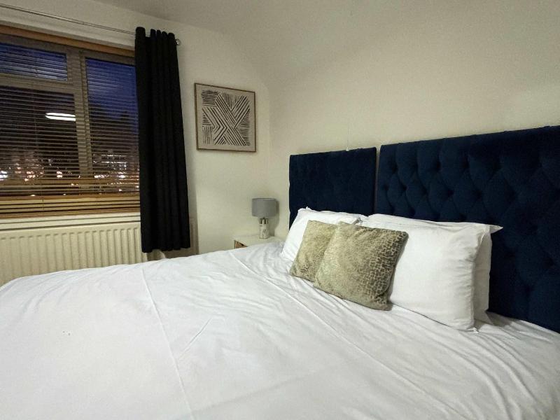 Large Home near Edgbaston Stadium UOB & QE hospital sleeps 6 - image 32