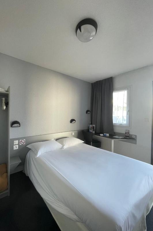 Standard Double Room image 3