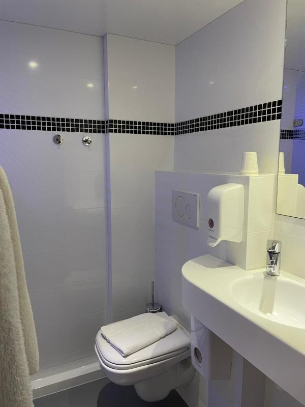 Chambre Triple (2 adultes + 1 enfant) image 1