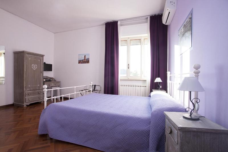 Standard King Room image 4