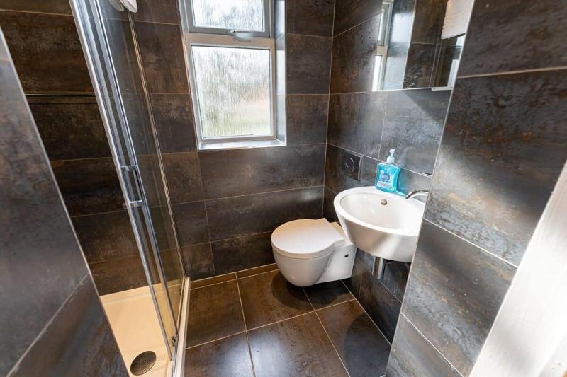 Large Home near Edgbaston Stadium UOB & QE hospital sleeps 6 - image 12