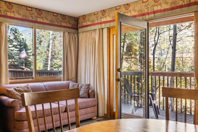 Deluxe Triple Room image 4