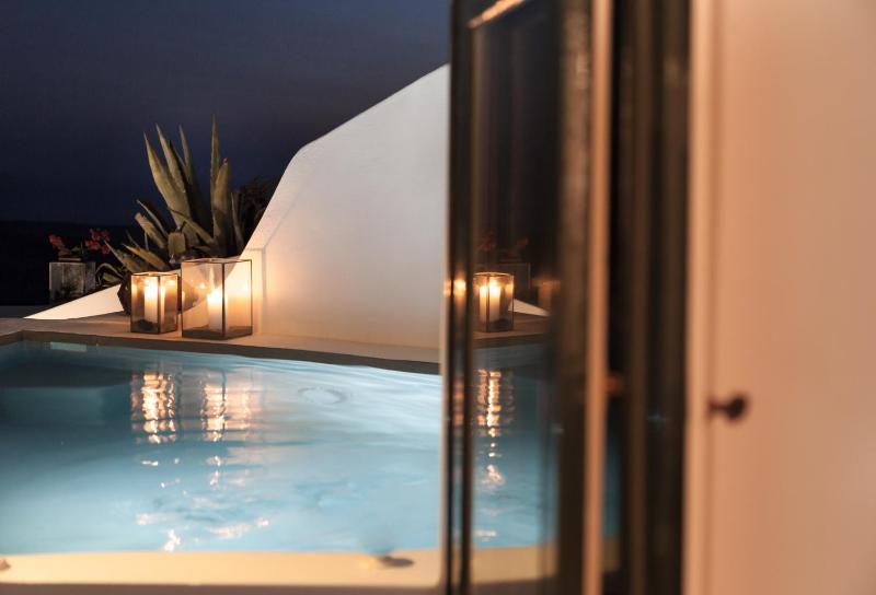 Belvedere Suite with Plunge Pool and Caldera View image 2