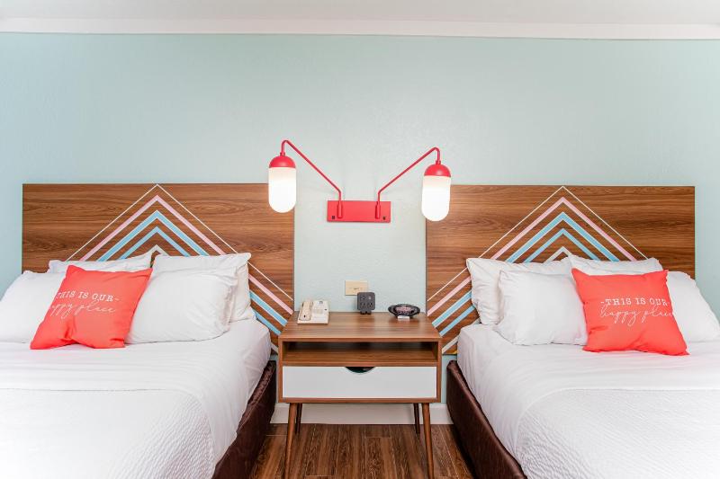 Deluxe Queen Room with Two Queen Beds Street View image 2