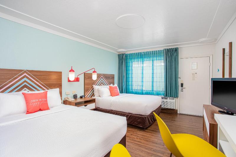 Deluxe Queen Room with Two Queen Beds Street View image 4