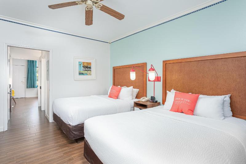 Queen Suite with Pool View image 3