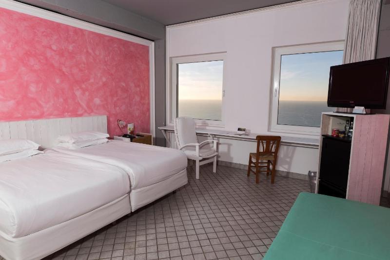 Triple Room with Sea View image 4
