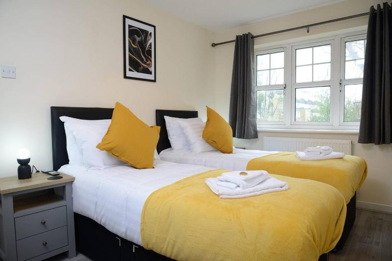 Southampton West with workspace and fast internet - image 6