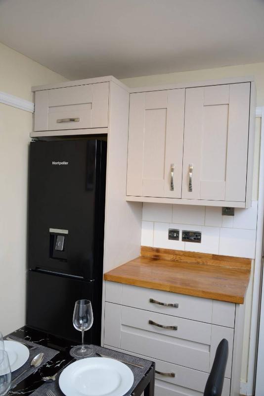 Southampton West with workspace and fast internet - image 26