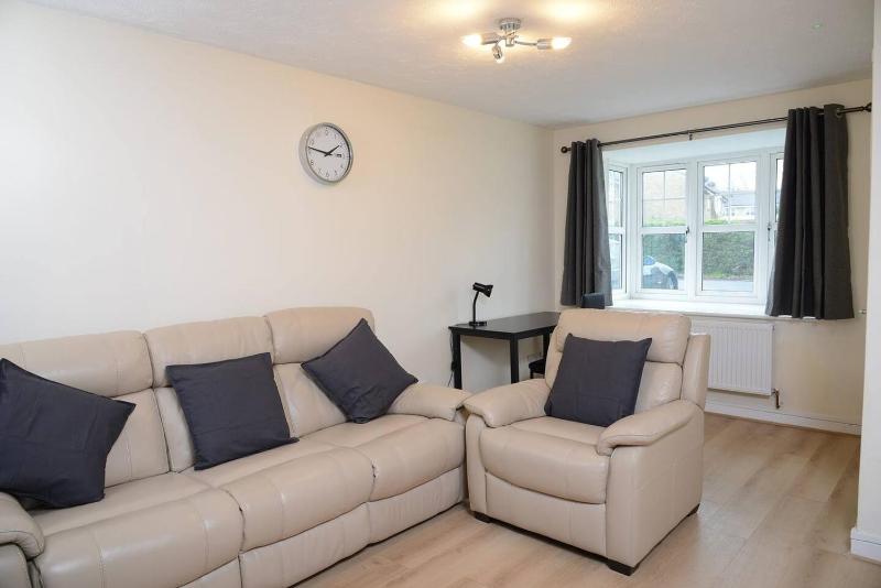 Southampton West with workspace and fast internet - image 24