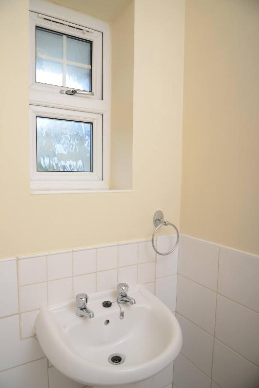 Southampton West with workspace and fast internet - image 15