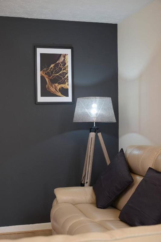 Southampton West with workspace and fast internet - image 25