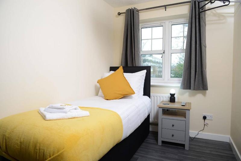 Southampton West with workspace and fast internet - image 18