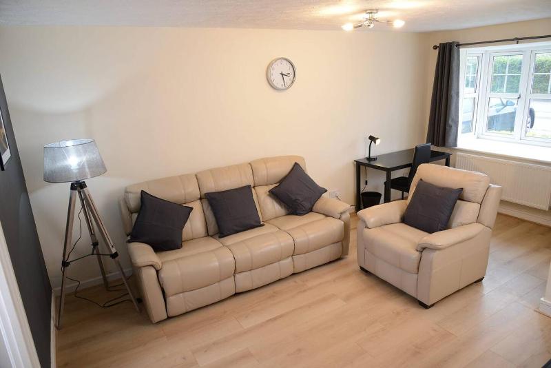 Southampton West with workspace and fast internet - image 12