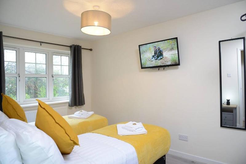 Southampton West with workspace and fast internet - image 22