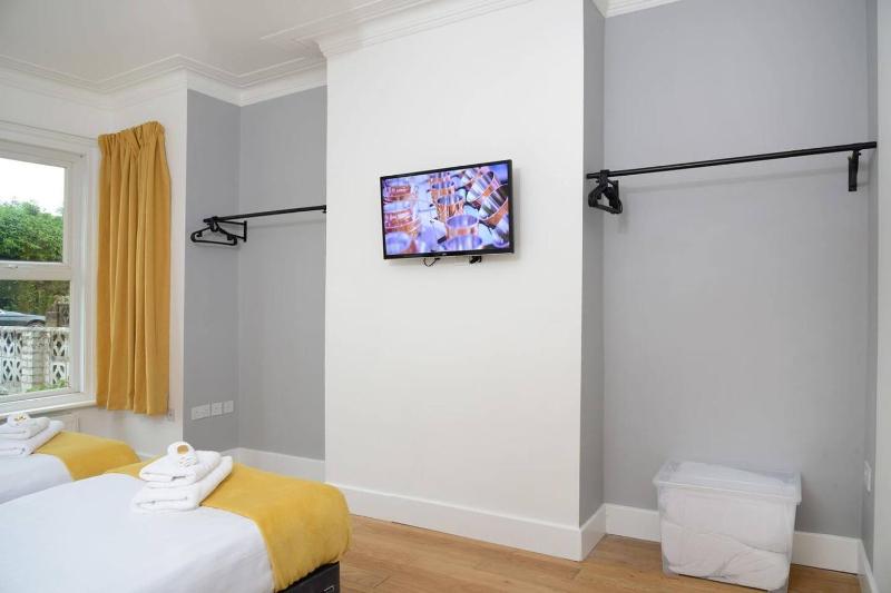 Stylish and spacious Southampton stay - image 8
