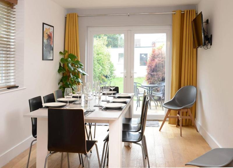 Stylish and spacious Southampton stay - image 9