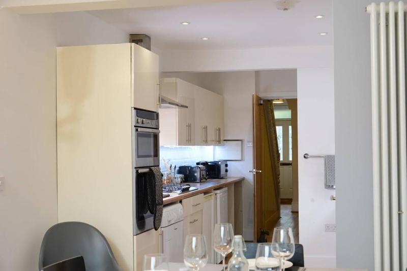 Stylish and spacious Southampton stay - image 32