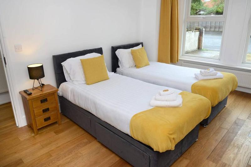 Stylish and spacious Southampton stay - image 43