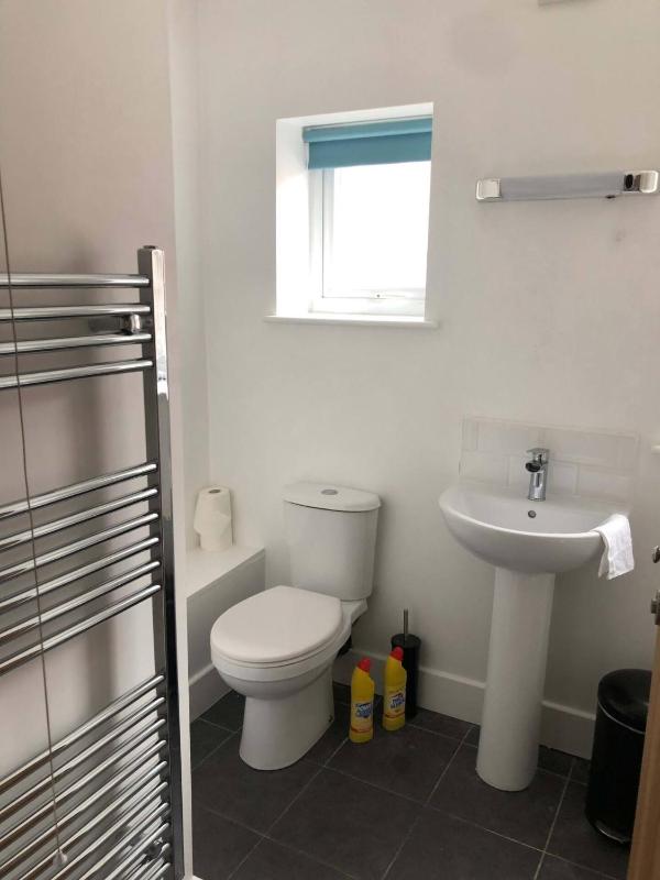 Stylish and spacious Southampton stay - image 6