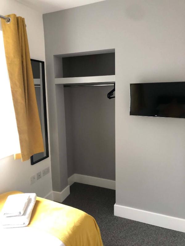 Stylish and spacious Southampton stay - image 13